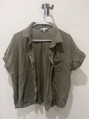 100% cotton Short-Sleeve Button Front Shirt - Olive Green